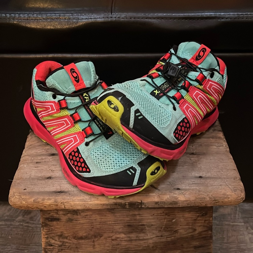 Women’s size 7 Solomon Shoe